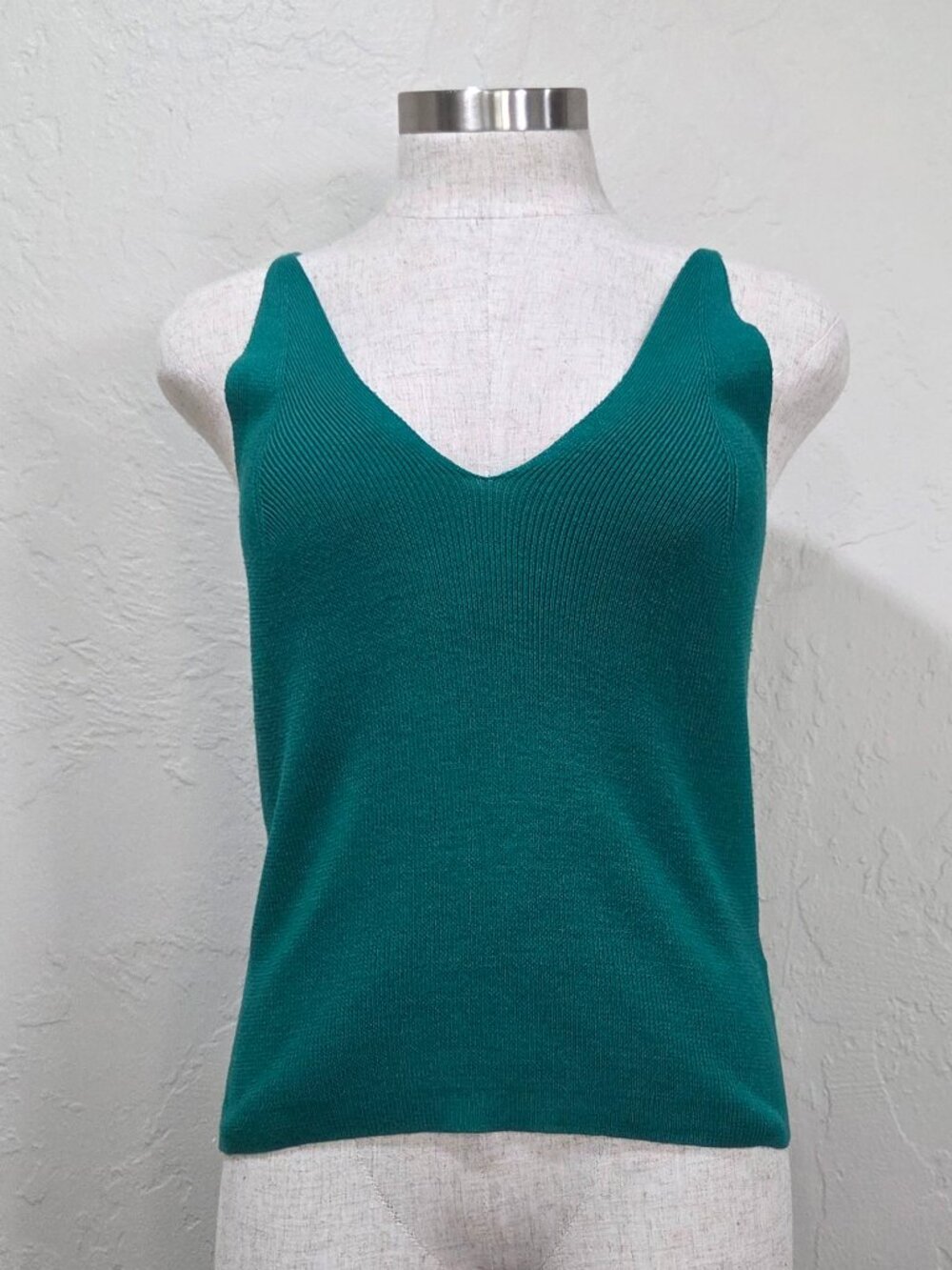 Sunny Girl NWT Green Ribbed Knit V-Neck Tank Top‎